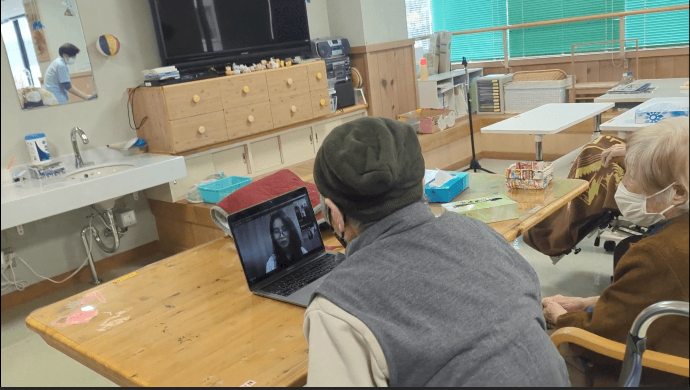 高齢者施設でのオンライン英会話の様子