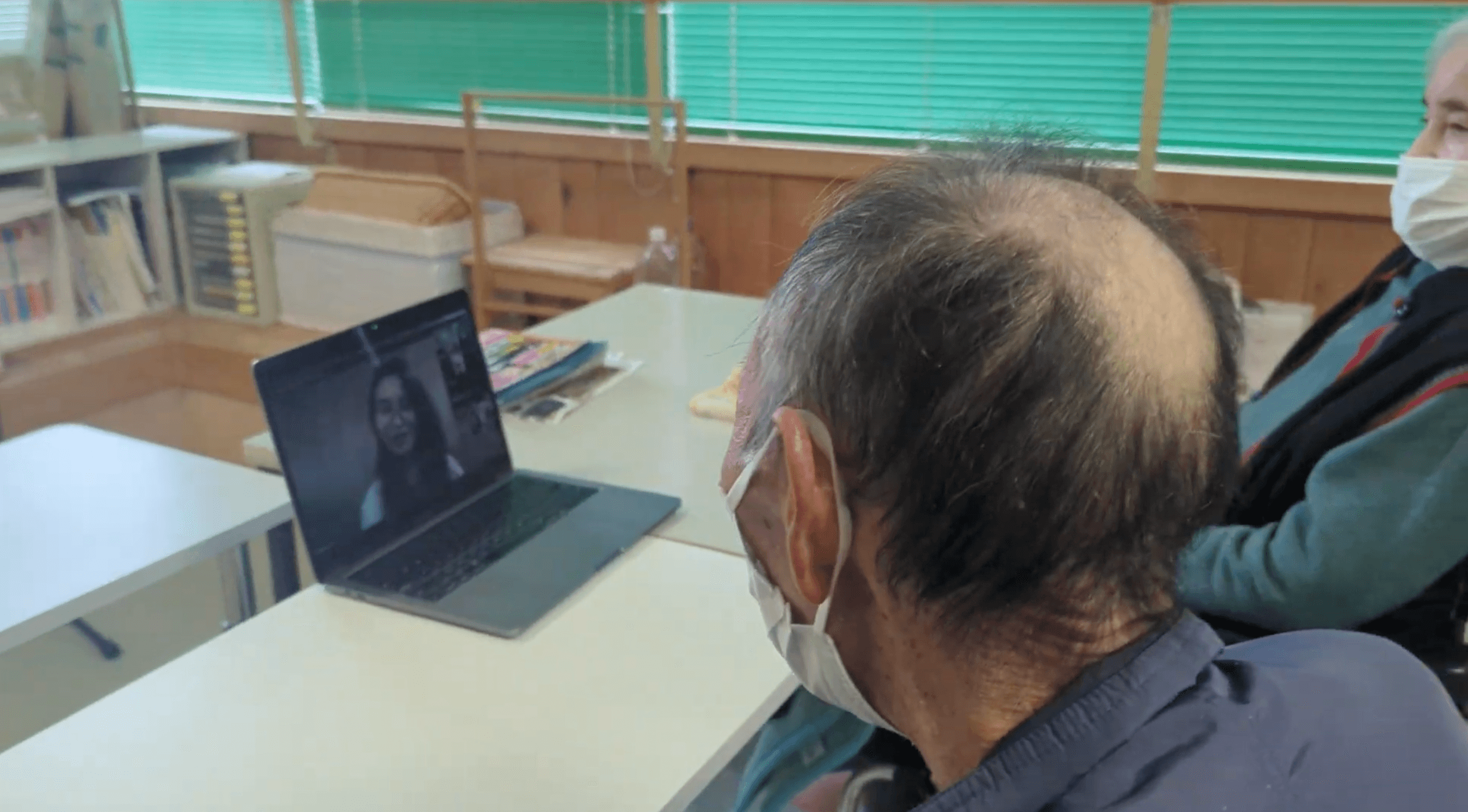 高齢者施設でのオンライン英会話の様子