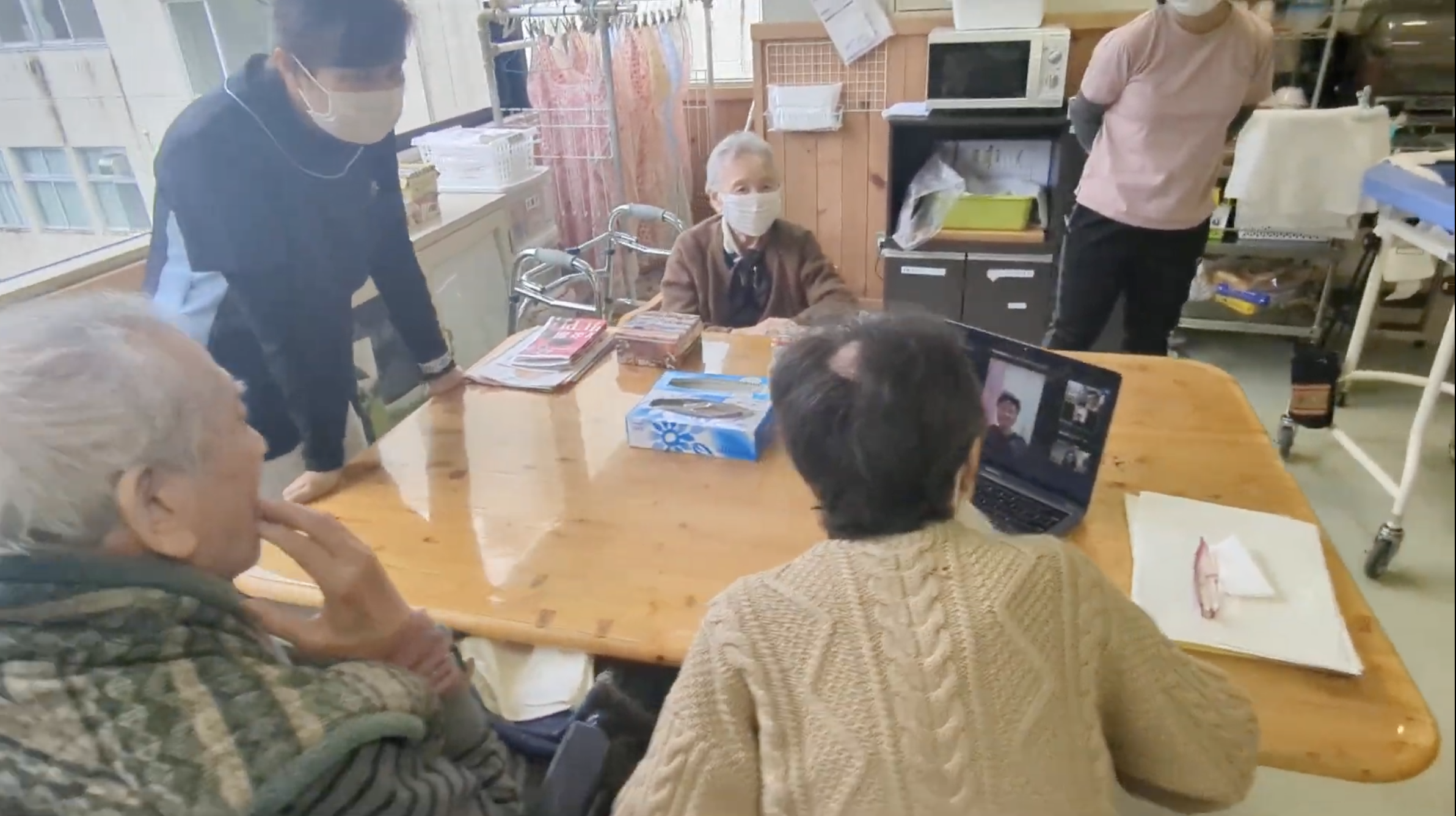 レクリエーションの時間に、みんなで画面を囲む